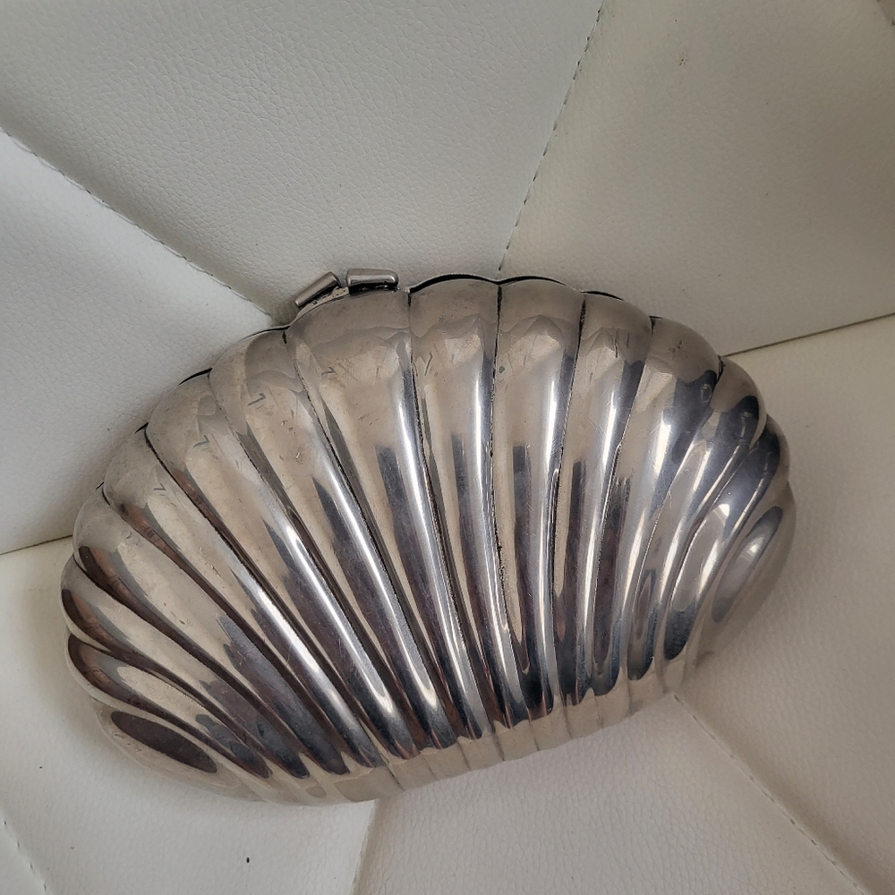 Vintage Clam Shell Silver Cluch